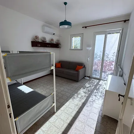 アパート Terrace & Parking - Near Fegina モンテロッソ・アル・マーレ